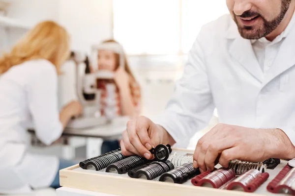 Oftalmologista profissional ordenando as lentes em caixa de espetáculo — Fotografia de Stock