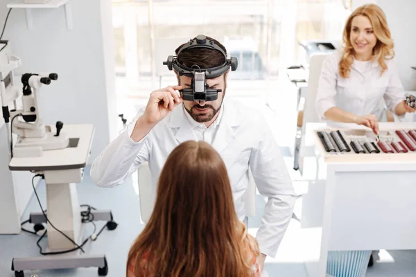 Kompetente freundliche Dame, die ihrem Kollegen zur Seite steht — Stockfoto