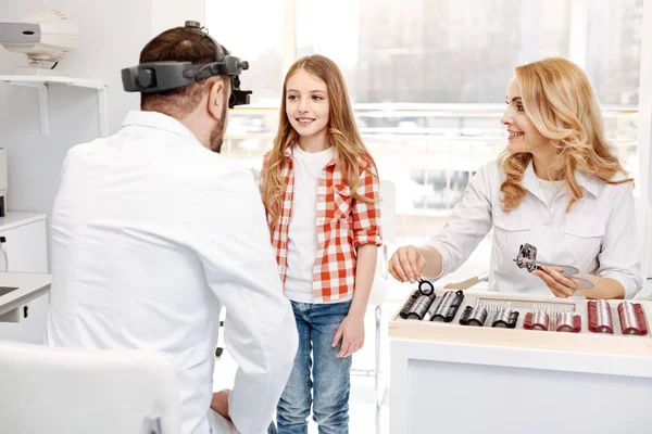 Friendly wonderful ophthalmologist giving his patient advice — Stock Photo, Image