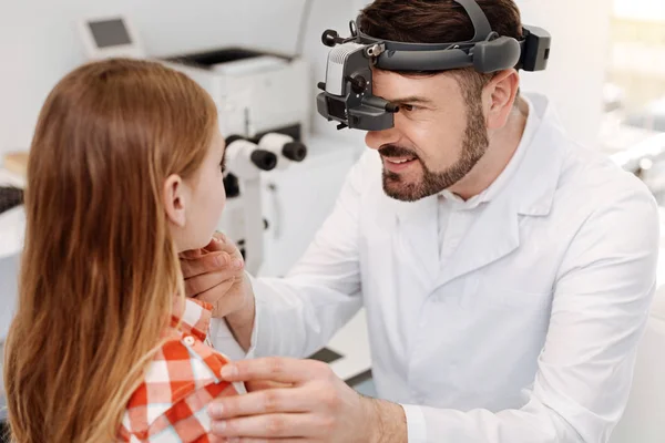 Koncentrerad behöriga expert undersöker flickor ögon — Stockfoto