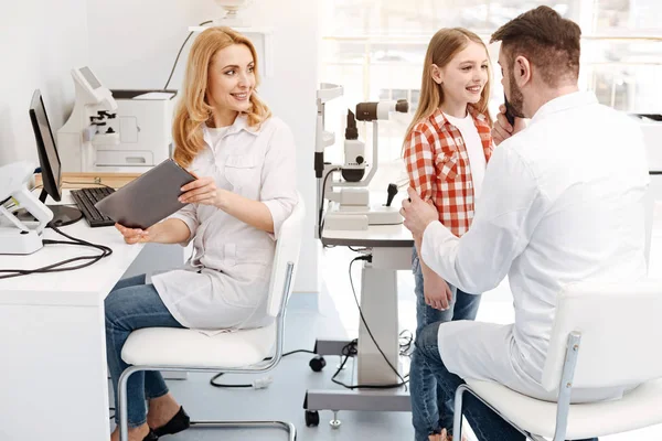 Twee uitstekende deskundigen die werken in team — Stockfoto