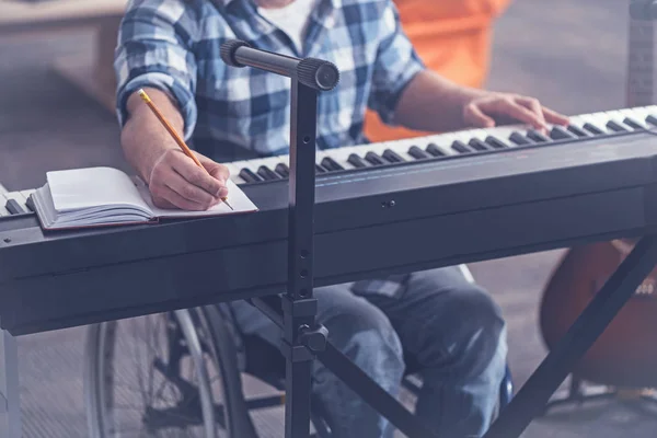 Dotado de deficiência jovem praticando música no estúdio — Fotografia de Stock
