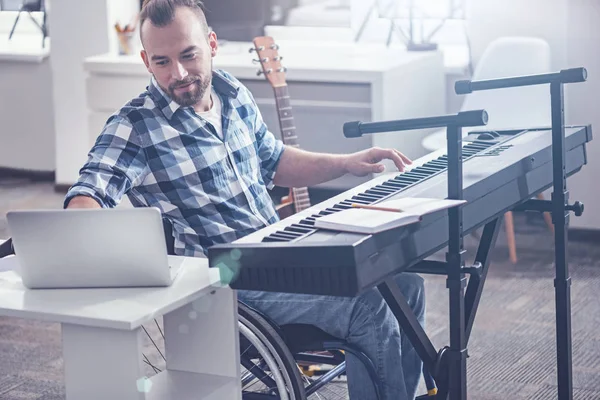 Feliz joven discapacitado tocando instrumentos musicales en el estudio —  Fotos de Stock