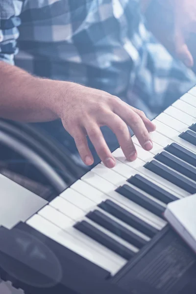 Kreativa ogiltig njuter spelar piano i studion — Stockfoto