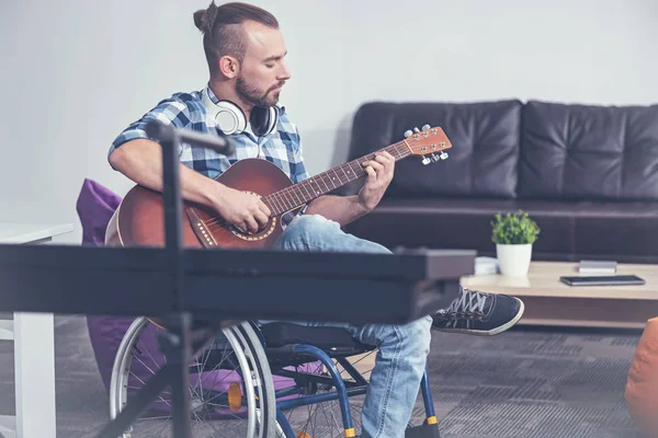 Kan handikapp spela musikinstrument i studion — Stockfoto