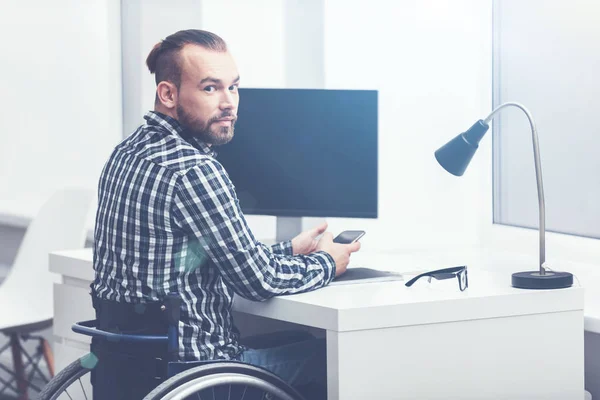 Jovem gerente com deficiência que trabalha no escritório — Fotografia de Stock