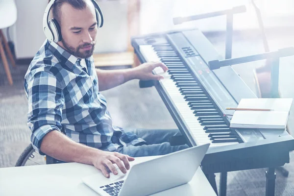 Profissional músico com deficiência tocando teclado musical no estúdio — Fotografia de Stock