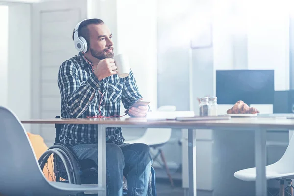 Inspirerad funktionshindrade musiker använder moderna enheter i studion — Stockfoto