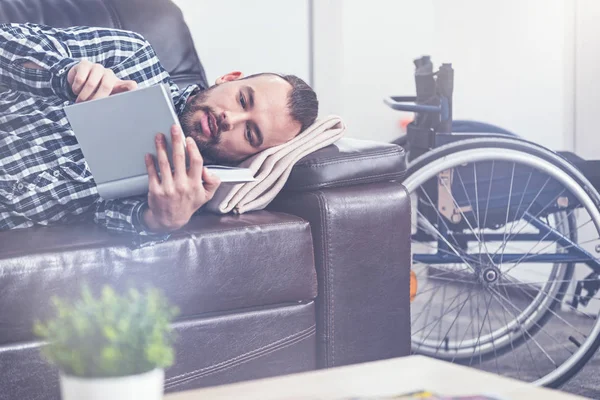 Délicieux jeunes handicapés appréciant la littérature à la maison — Photo