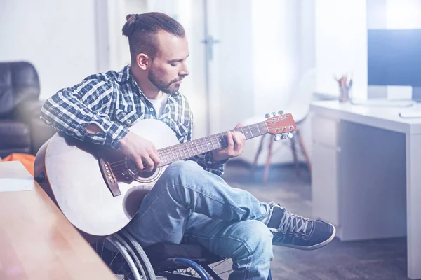 Künstlerisch reife Behinderte spielen in Innenräumen Gitarre — Stockfoto