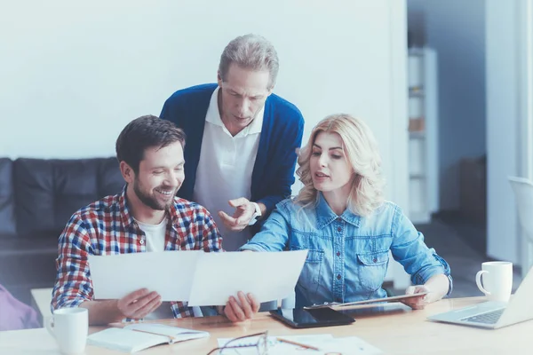 Berufskollegen diskutieren gemeinsam über Projekt — Stockfoto