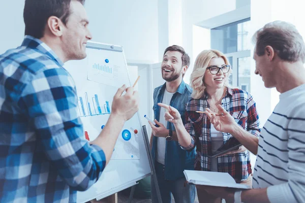 Alegre grupo profesional de trabajadores de oficina discutiendo proyecto — Foto de Stock