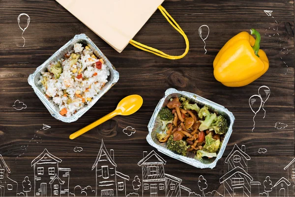 Arroz y cocido en la mesa de madera — Foto de Stock