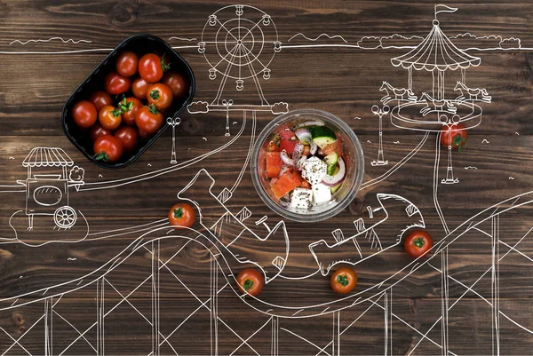 Tomates cerises rouges couchées près d'un bol avec salade grecque — Photo