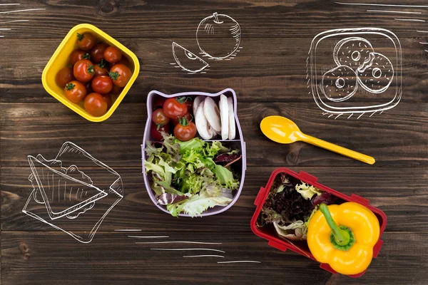 Frischer Salat steht neben Krapfen auf dem Tisch — Stockfoto