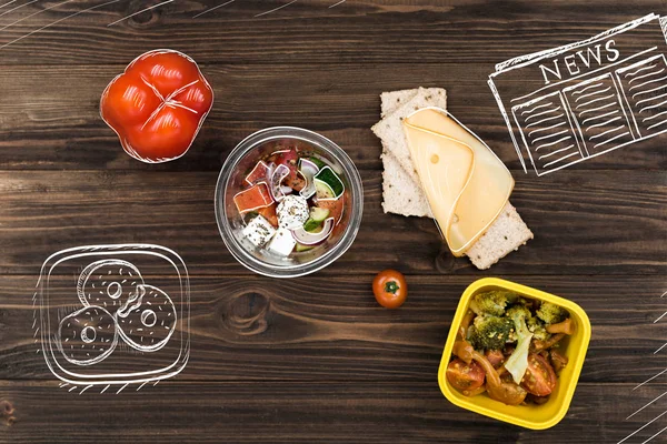 Vista dall'alto dell'insalata greca sul tavolo da pranzo — Foto Stock