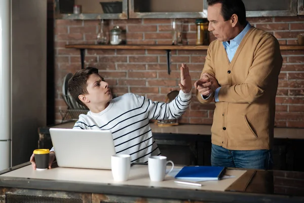 Ernstige tiener vragen niet te storen hem — Stockfoto