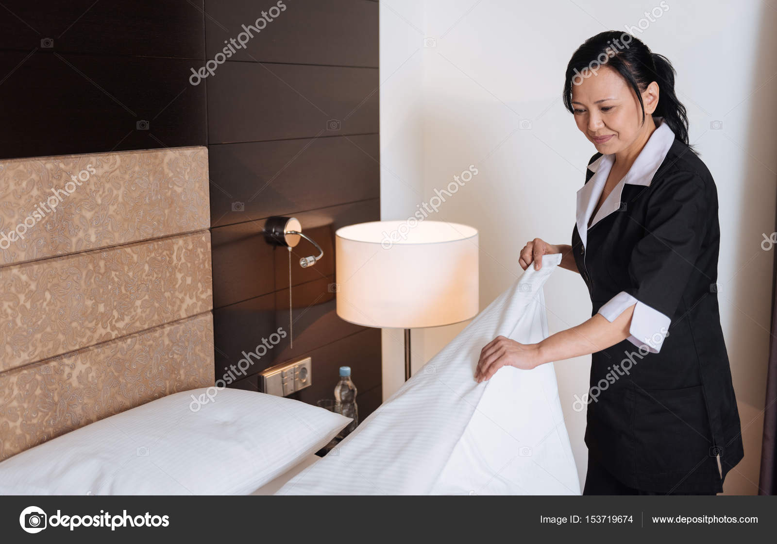 грязное постельное белье в гостинице. смена постельного белья в номере. уборка номера. горничная в гостинице. регламент смены постельного белья в гостинице.