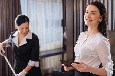 Gülümseyen memnun emin otel müdürü