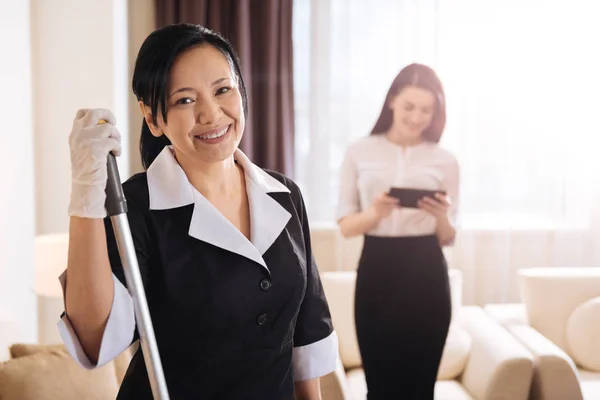 Alegre positivo hotel empregada sorrindo — Fotografia de Stock