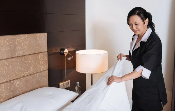 Tvrdě pracující profesionální hotel služka dělá její povinnosti — Stock fotografie