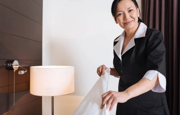 Szczęśliwy zachwycony kobieta pracuje jako pokojówka w hotelu — Zdjęcie stockowe