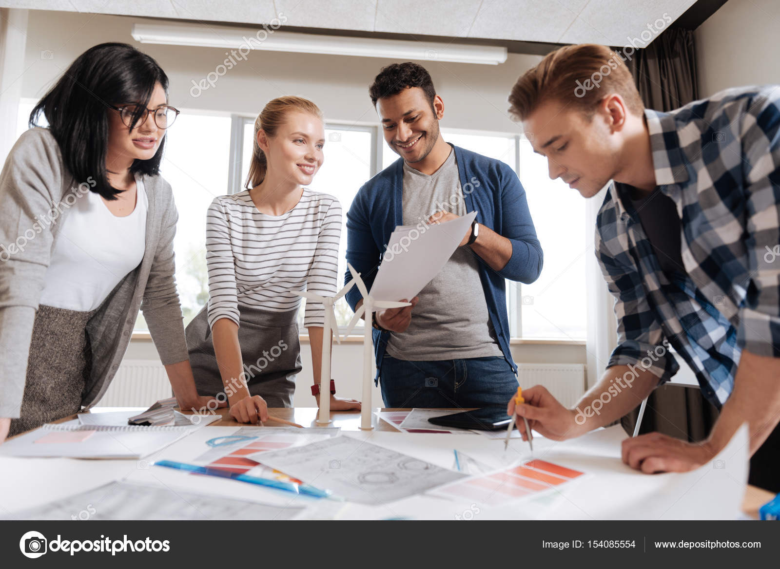 Попробовать их в работе. Попробовать их в работе. Шеф-повар джузеппе тодиско. Человек за компьютером. Студенты дизайнеры.