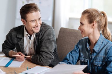 Güzel pozitif arkadaşları birbirine bakarak