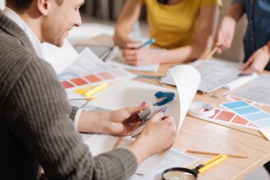 Kağıt parçaları holding neşeli memnun adam