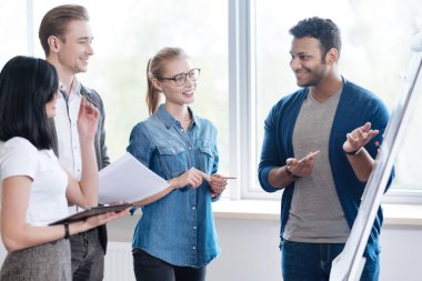 Onun planı sunan neşeli pozitif adam