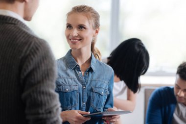 Neşeli mutlu kadın onun elinde bir tablet sahip