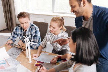 Neşeli pozitif adam arkadaşları ayakta