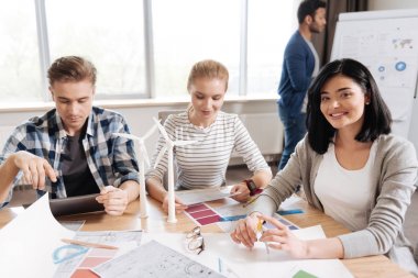 Neşeli keyifli kadın bir çizim yaparken