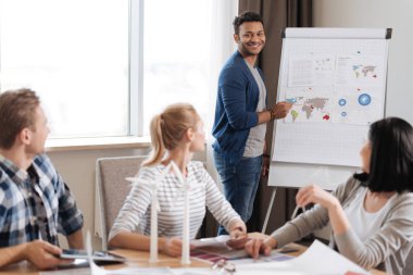 Neşeli iyi adam için iş arkadaşları onun rapor sunma