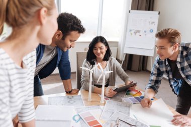 Yel değirmeni modelleri tartışırken olumlu neşeli arkadaşları