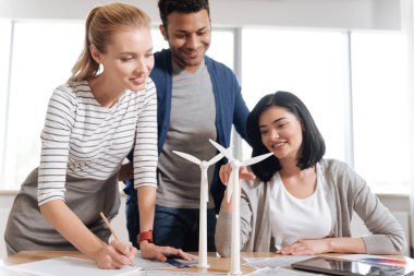 Yel değirmeni modeli işaret eden güzel pozitif kadın