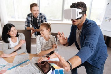 İyi görünümlü hoş adam yeni teknolojileri sınama