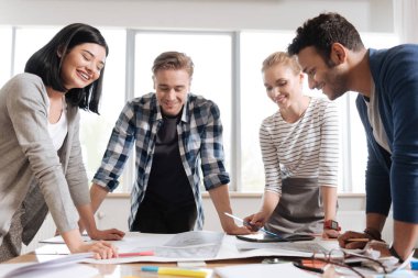 Güzel hoş takım projelerine tartışırken mühendisleri