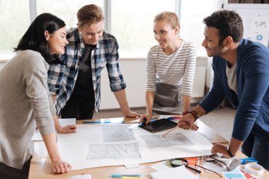 Hoş gülümseyen adam, çizim işaret