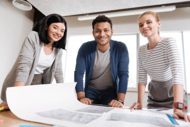 Neşeli mutlu mühendisleri masada duran