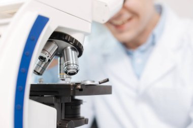 İş yerinde olurken dört amaç lenslerin yakın çekim