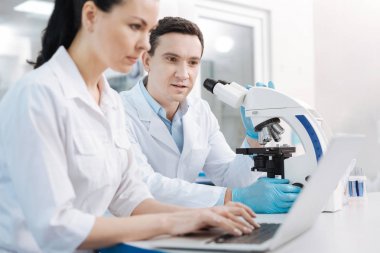 Sonuç onu laptop yazarak ciddi kadın araştırmacı