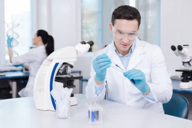 Ciddi adam reaktif analiz yapıyor