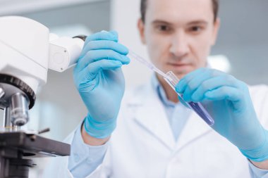 Tıp damlalık tutarken erkek elinde yakın çekim