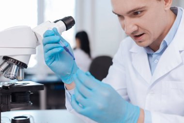 Süreç izlerken gizemli bilim adamı portresi