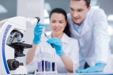 Mikroskop ön masada duran yakın çekim