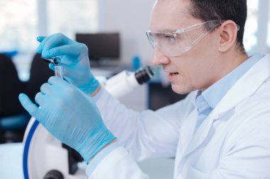 Açık ağız ile poz ciddi bilim adamı