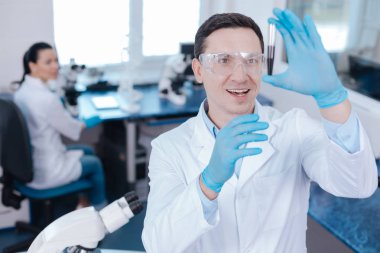 Pozitif genç araştırmacı reaktif arıyorsunuz