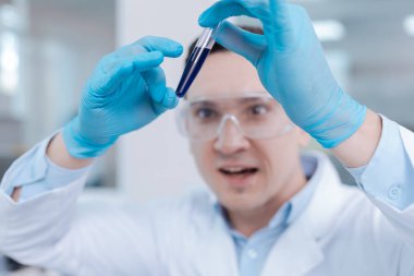 Erkek el havada tüp tutarak yakın çekim