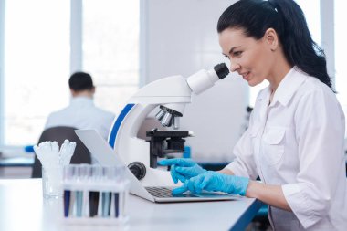 Bilgisayarını kullanarak ciddi laboratuar asistanı